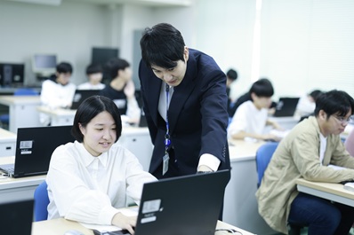 学校法人 電子開発学園九州 KCS北九州情報専門学校 の特長 1